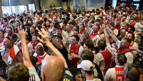 VIDEO Vroege voorsprong Feyenoord leidt tot verbazing en vreugde Ajax-fans rondom Johan Cruijff ArenA