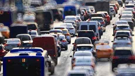 Alerte pollution : les voitures électriques dites «propres» doivent aussi ralentir, voici pourquoi