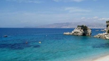 Violentata a 18 anni su una spiaggia in Albania: turista italiana aggredita sui lettini da un 26enne del luogo