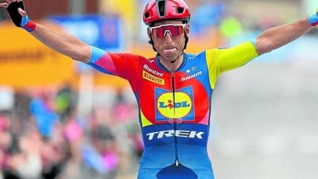 Verona se lleva una etapa que deja muy tocado a Roglic en el Giro