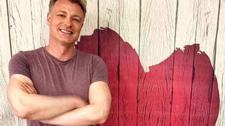 Richard Pena, la voz en &#039;off&#039; de &#039;First Dates&#039;, desvela la estación favorita de los españoles para tener relaciones sexuales