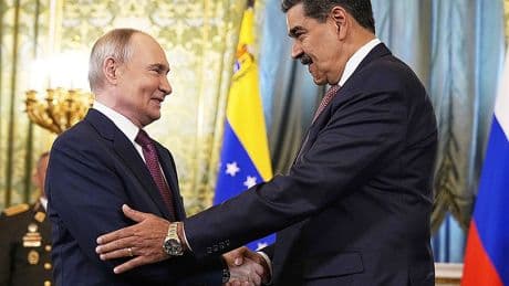 Putin recibe a sus autócratas favoritos en una capital acorazada