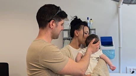 La historia de Natan, el bebé de 4 meses operado con éxito gracias a un robot en el Hospital 12 de Octubre