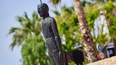 Festnahme im Urlaub - Deutscher Tourist zerstört wertvolles Kunstwerk