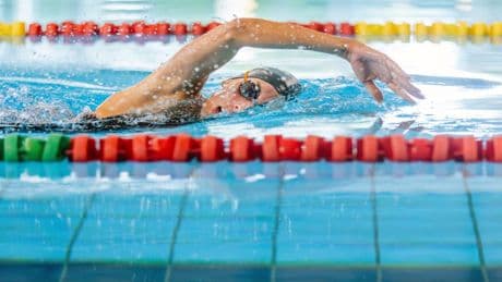 Fettkiller: So lange müssen Sie schwimmen, um 500 Kalorien zu verbrennen