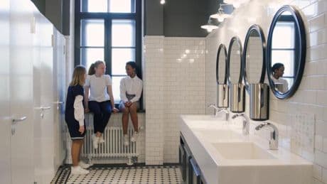 La cara oculta de la ‘brecha rosa’: 1 de cada 8 mujeres y niñas en el mundo no puede pagar productos menstruales