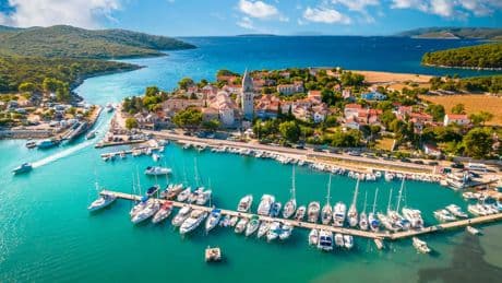 El bonito pueblo de la costa croata con unas murallas convertidas en paseo marítimo