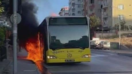 Ümraniye’de panik! İETT otobüsü alev alev yandı