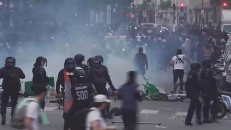 Los radicales del PSG provocan disturbios en los alrededores de los Campos Elíseos y comienzan las primeras cargas policiales