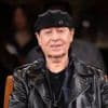 Rockstar fragt nach Nasszellen: Scorpions-Sänger Klaus Meine singt sich im Duschraum warm