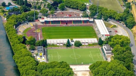 Protest auf dem Rasen - Traditionsklubs kicken gegen Relegations-Irrsinn