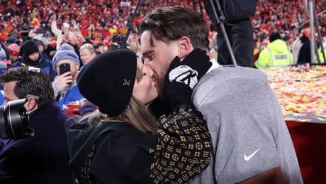 Taylor Swift anuncia su compromiso de matrimonio con Travis Kelce en redes sociales