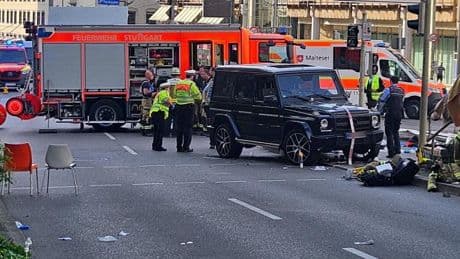 Auto fährt in Personengruppe – Frau erliegt ihren Verletzungen