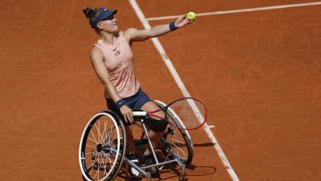 Rolstoeltennisster Diede de Groot verliest acht maanden na heupoperatie bij rentree op Roland Garros