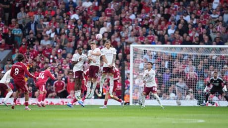 Un cañonazo de Szoboszlai decide un encorsetado duelo entre Liverpool y Arsenal