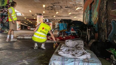 Soziales: Hilfe vom Hitzebus - "Für Wasser reicht das Geld nicht"