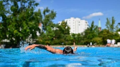 Einige Freibäder in Berlin sollen länger offen bleiben