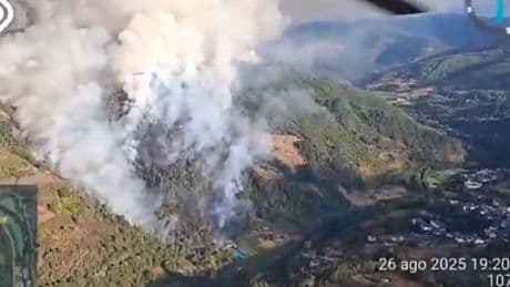 Un nuevo incendio, posiblemente provocado, obliga a desalojos en Asturias