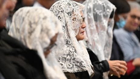 « Faire de la messe un moment à part » : pourquoi certaines fidèles remettent-elles la mantille ?
