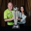 Michael van Gerwen stopt voorlopig met darts na breuk met vrouw Daphne: ‘We gaan zware tijd tegemoet’