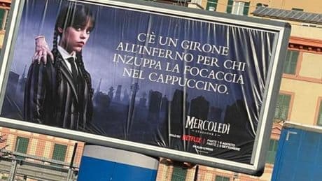 Netflix, Mercoledì e la focaccia: il cartellone pubblicitario che fa mugugnare i genovesi | Foto