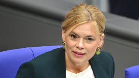 „Merz macht Dunja Hayali fertig“ – Scharfe Kritik an Julia Klöckner nach Instagram-Beitrag