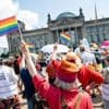 Debatte über Pride-Flagge: Omas gegen rechts demonstrieren in Berlin für Pride-Flagge