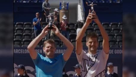 Arends y Johnson, campeones en dobles