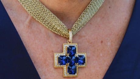 Lleva la elegancia siempre contigo: la Cruz Afrodita de L by Lilo que la Comunidad de Magas sortea para ti
