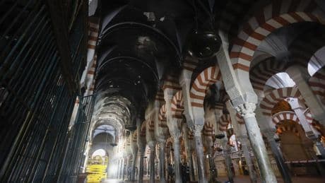 Una capilla colapsada y dos afectadas, el balance tras el incendio en la Mezquita de Córdoba