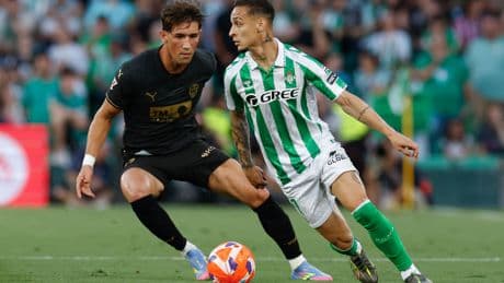 El Valencia araña un empate al Betis que Antony afila para la final de la Conference en Polonia