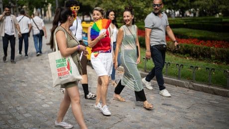Yolanda Díaz y Mónica García aprovechan la manifestación del Orgullo para cargar contra Ayuso y Feijóo