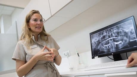 La dentista Laura Pérez desvela cómo mantener una buena salud bucodental durante las vacaciones: ''Cambiar de ciudad, improvisar horarios y descuidar rutinas puede pasar factura''