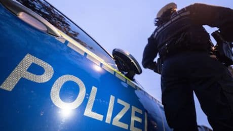 Drei Leichen in Wohnhaus gefunden – Verdächtiger meldet sich bei der Polizei