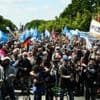 Mehrere Festnahmen bei Querdenken-Demo in Berlin: Minderjährige rufen rechtsextreme Parolen und greifen Polizisten an