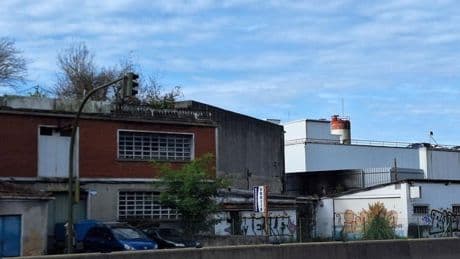 Los bomberos sofocan un incendio en un pabellón industrial en Galdakao
