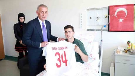 TFF Başkanı İbrahim Hacıosmanoğlu, hastanede tedavi gören askerleri ziyaret etti