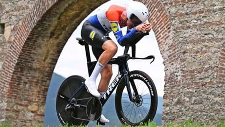 LIVE Giro: wie houdt Daan Hoole nog af van stunt in tijdrit?