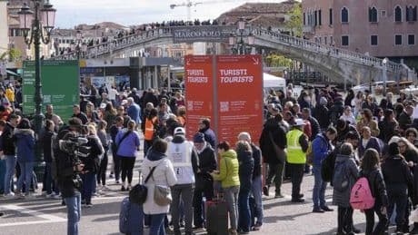 ¿Cómo regulan el turismo de masas otras ciudades europeas?