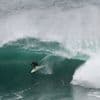 Surfer (19) overleeft nacht op onbewoond eiland, 14 km van kust