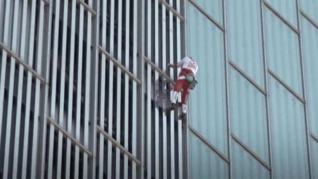 Barcelona: Waghalsige Kletteraktion: Alain Robert steigt ungesichert an Hochhaus hoch