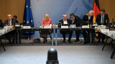 Warken will Anstieg der Eigenanteile für Heimpflege stoppen
