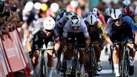 Philipsen copia el inicio del Tour en La Vuelta y gana también la primera etapa