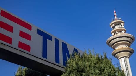 Tim: ricavi in rialzo, si riduce il rosso. Confermati i target 2025