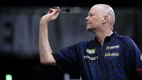 Nieuwe deceptie: Raymond van Barneveld kansloos tegen 39 jaar jongere darter