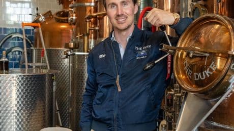 Verpackungsgesetz: Warum eine Münchner Destillerie für ihren alkoholfreien Gin Pfand verlangen soll