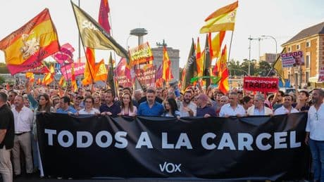 El 'Cara al sol', banderas franquistas y brazos en alto en una manifestación contra Sánchez convocada por Vox