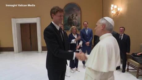 Sinner al Papa: "Giochiamo?". E Leone XIV: "Qui meglio di no" | Video