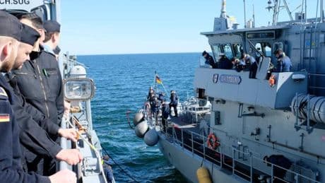 Mit Maschinengewehren die „Killertomate“ erschießen – und aus vielen Schiffen eine Flotte machen