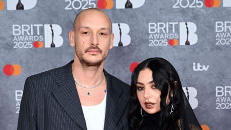 Charli XCX getrouwd met The 1975-drummer George Daniel
